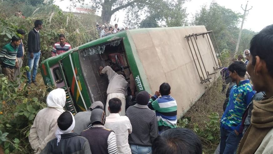 Bus driver overturned, three injured