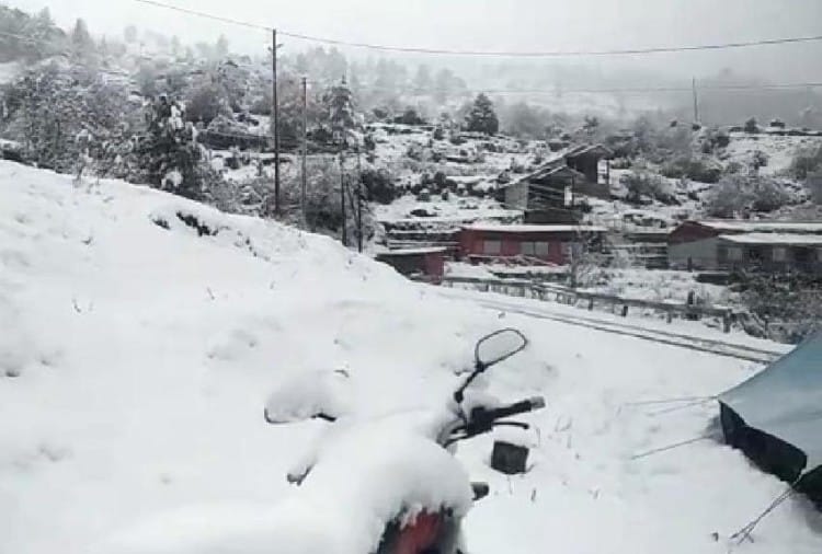 औली में बर्फ भी नहीं है! यह क्या हो रहा है? पिछले साल की तस्वीर देखकर आप भरोसा नहीं करेंगे।