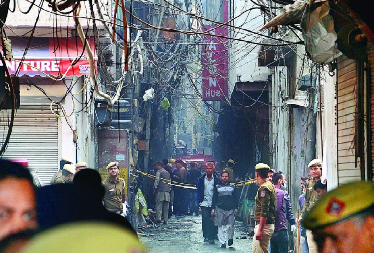 anaj mandi fire MCD officials gives ultimatum to owners to empty goods from factory