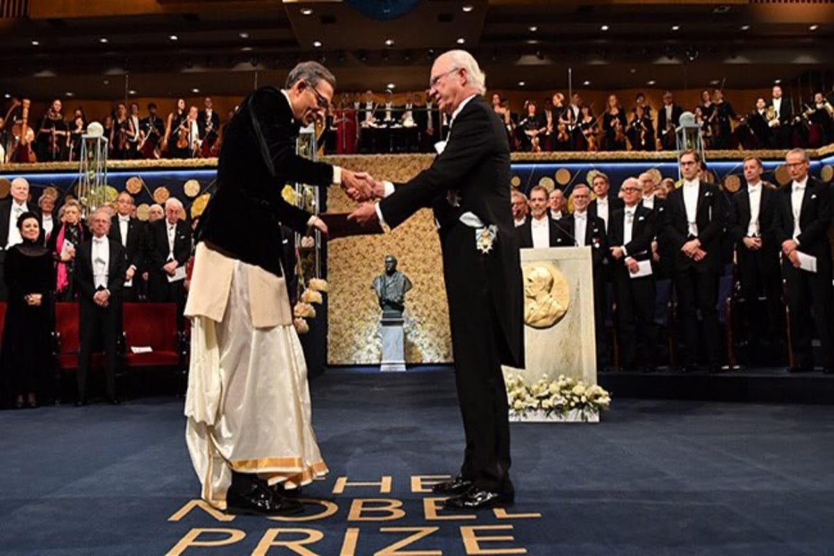 nobel prize winner abhijit banerjee and wife esther duflo wear indian traditional dress to ceremony