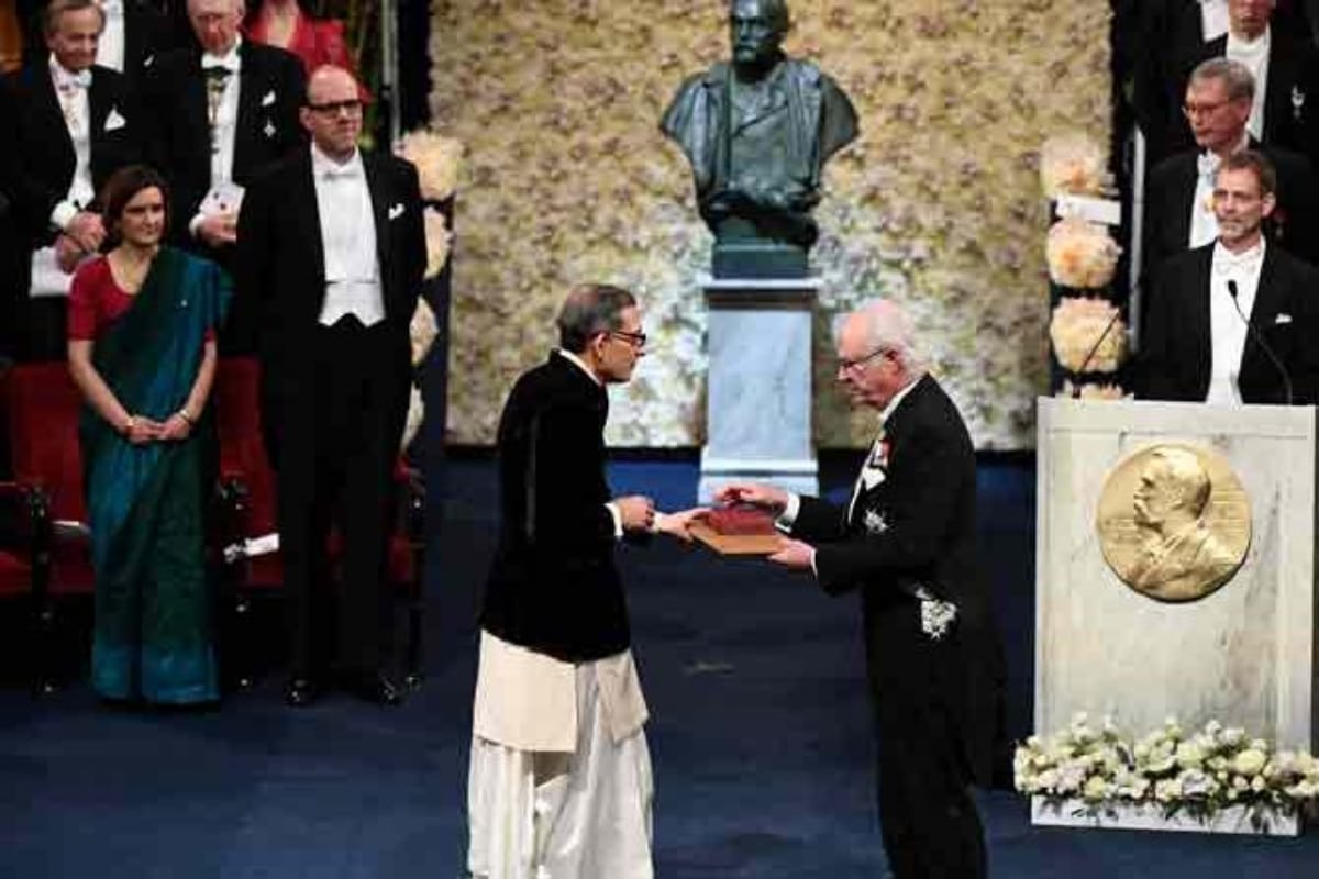 nobel prize winner abhijit banerjee and wife esther duflo wear indian traditional dress to ceremony