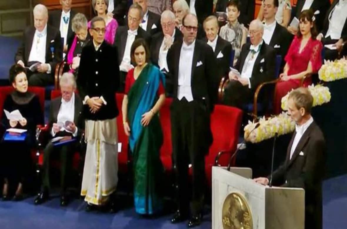 nobel prize winner abhijit banerjee and wife esther duflo wear indian traditional dress to ceremony