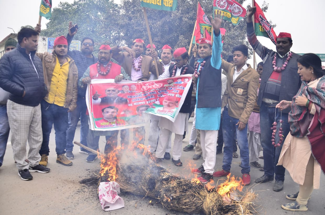 SP workers demonstrated onion garland