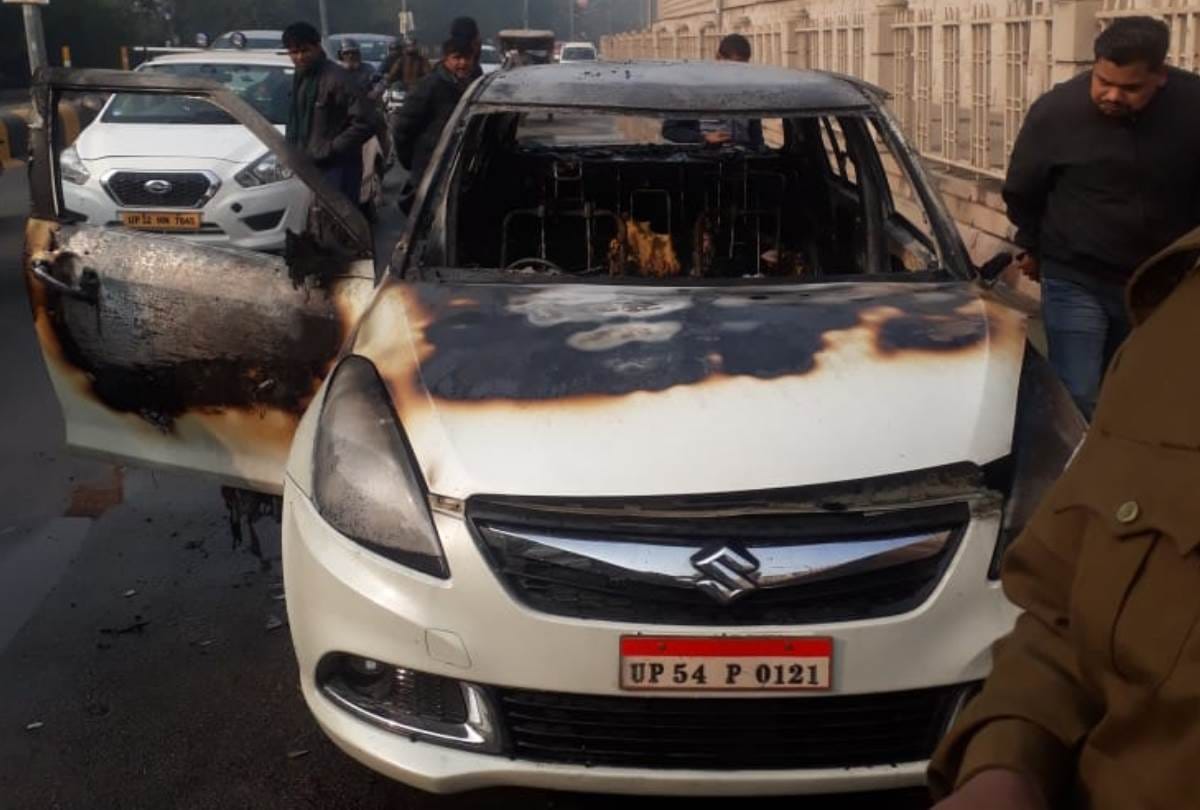 car caught fire in ashiyana near pakri pul in lucknow