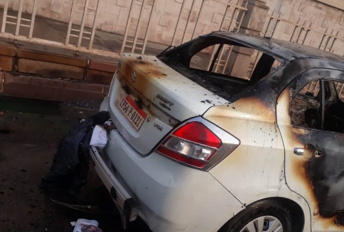 car caught fire in ashiyana near pakri pul in lucknow