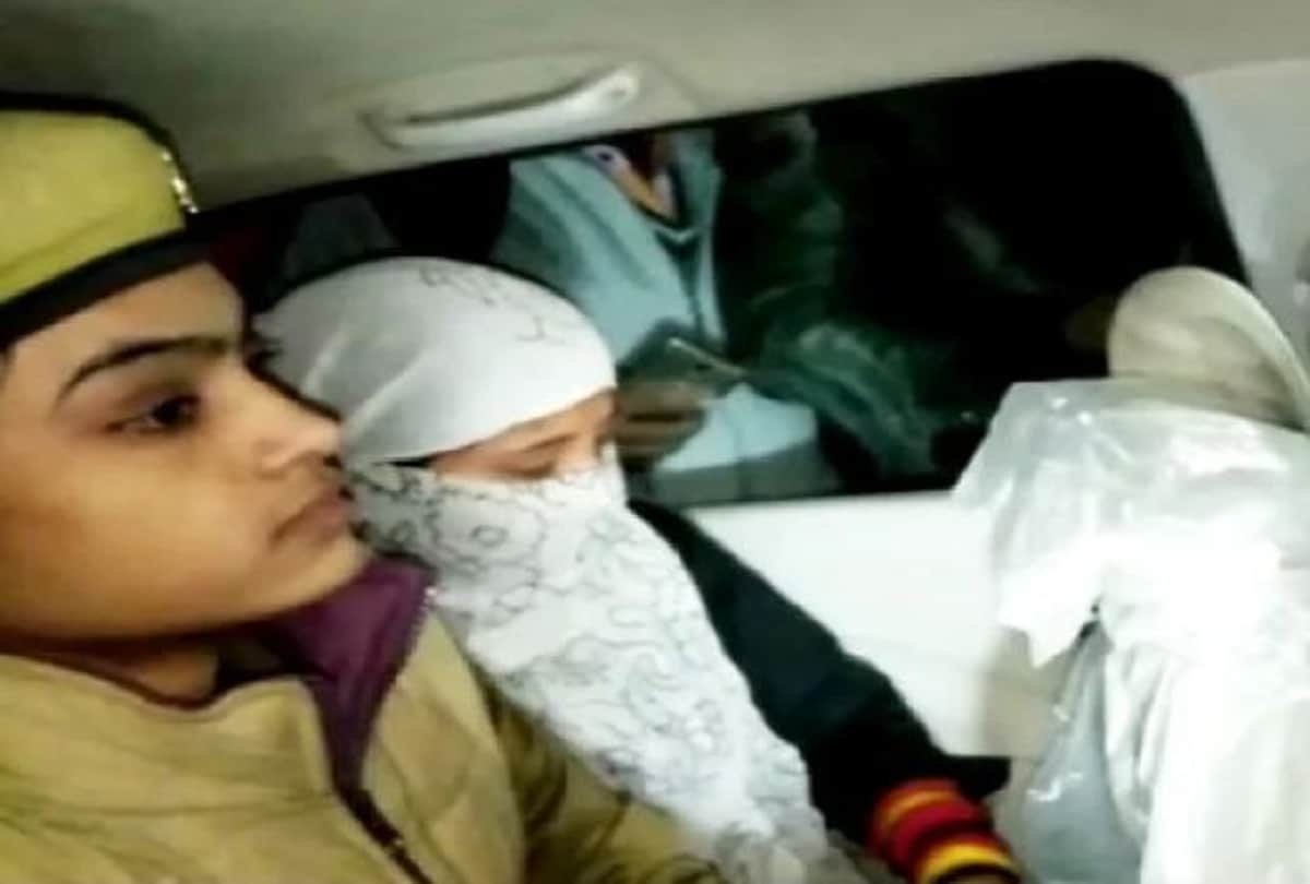 Chinmayanand Case Girl student gets bail leaves jail from car with BJP sticker 
