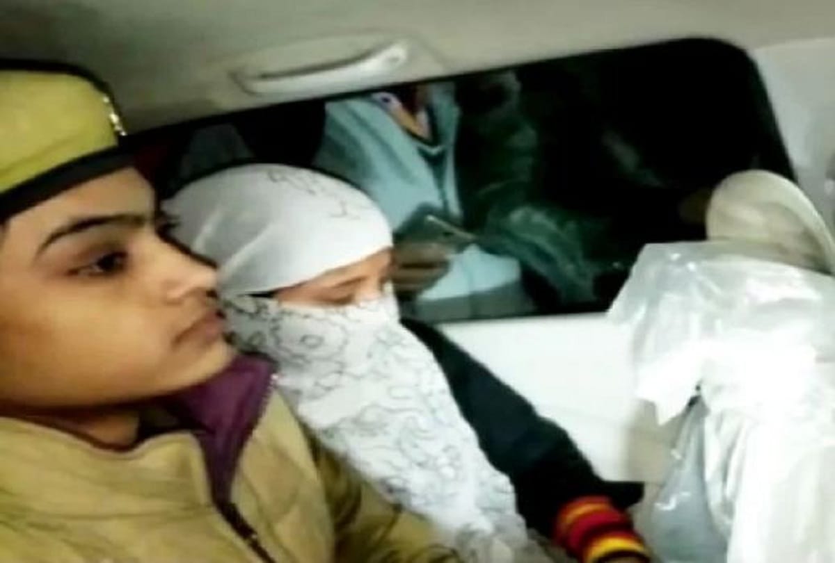Chinmayanand Case Girl student gets bail leaves jail from car with BJP sticker 