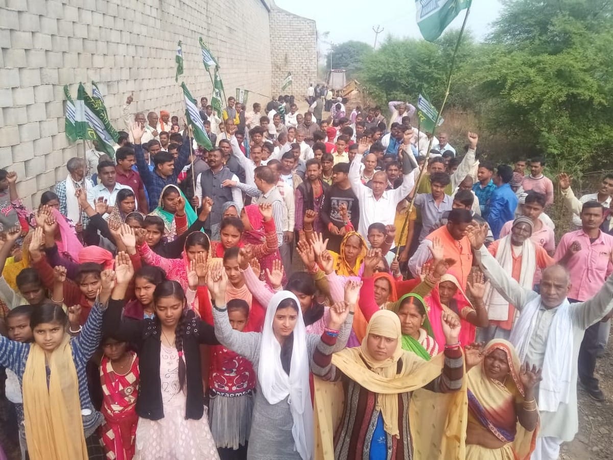 janta dal united jdu workers protest in hinduari railway crossing sonbhadra