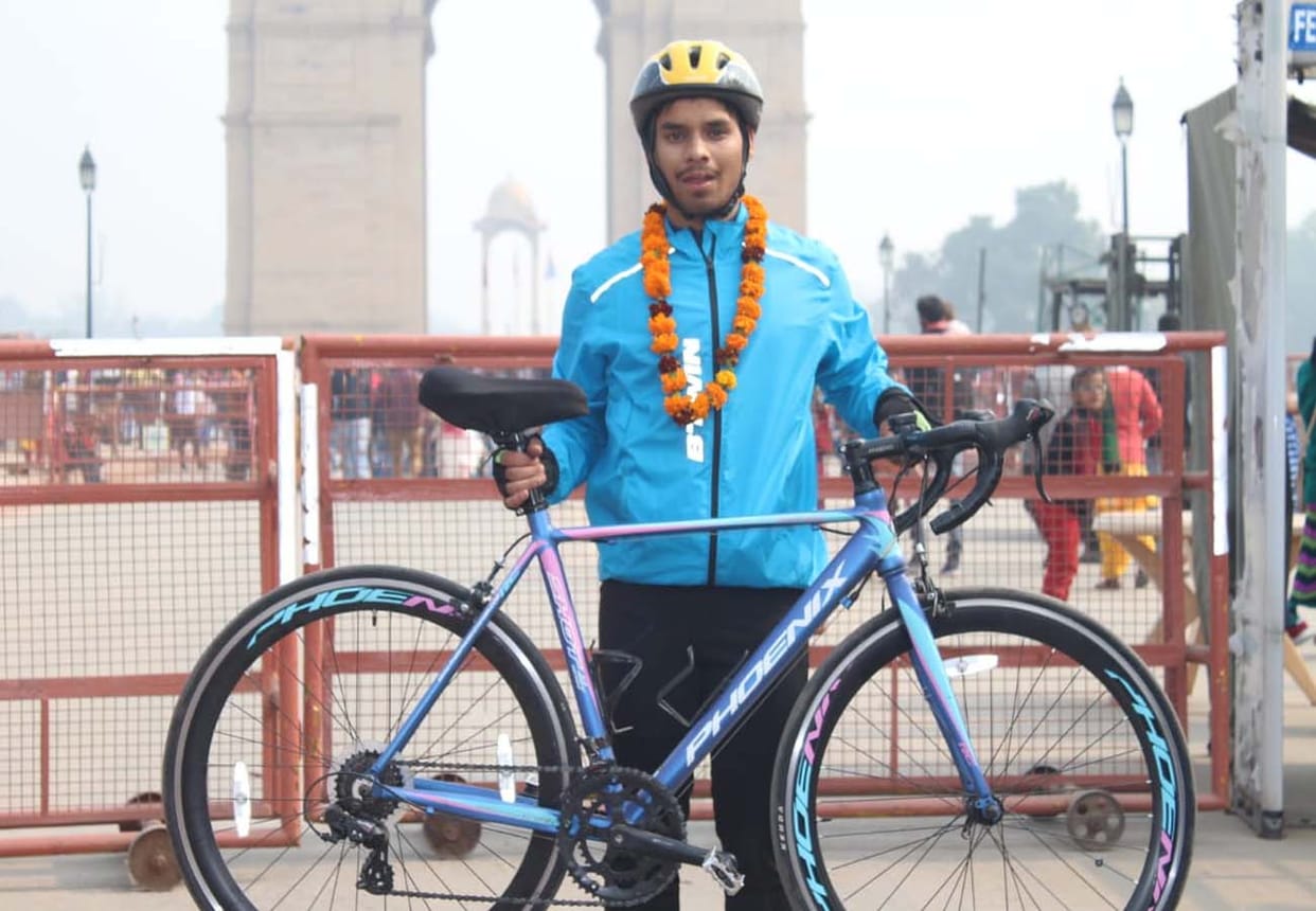 aviral singh gone to india gate delhi from bicycle from kanpur, make indian book record