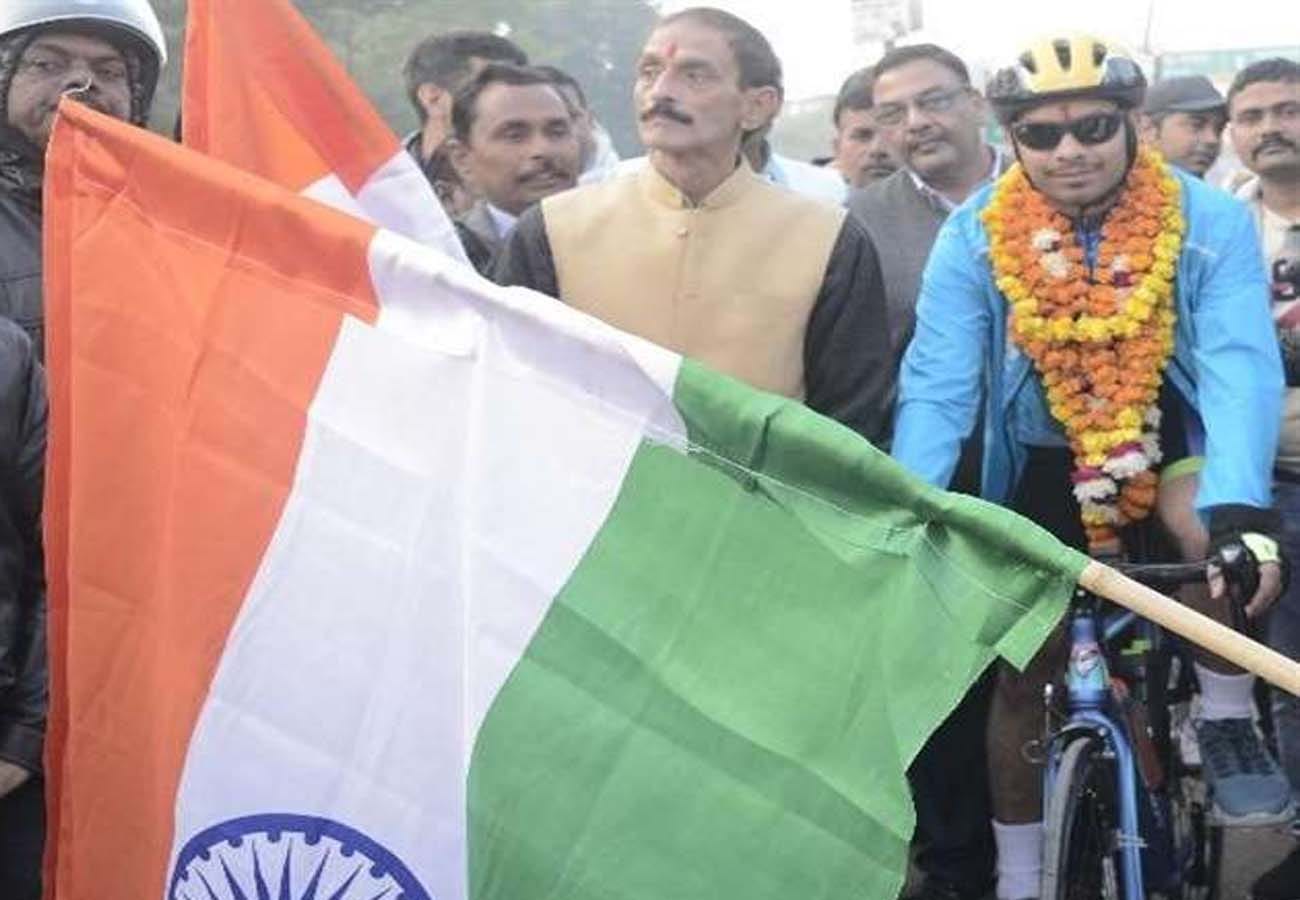 aviral singh gone to india gate delhi from bicycle from kanpur, make indian book record