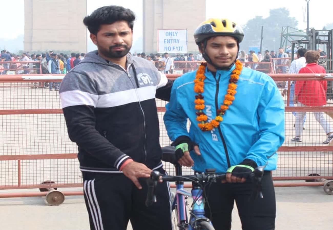 aviral singh gone to india gate delhi from bicycle from kanpur, make indian book record