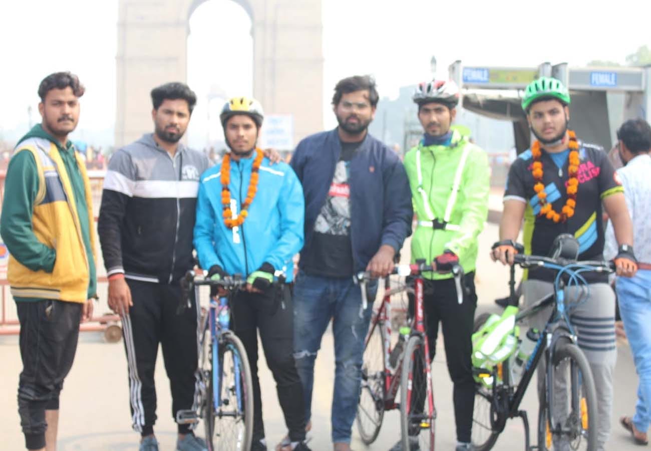aviral singh gone to india gate delhi from bicycle from kanpur, make indian book record