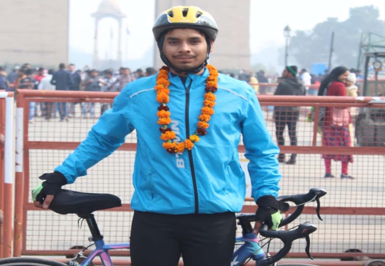aviral singh gone to india gate delhi from bicycle from kanpur, make indian book record