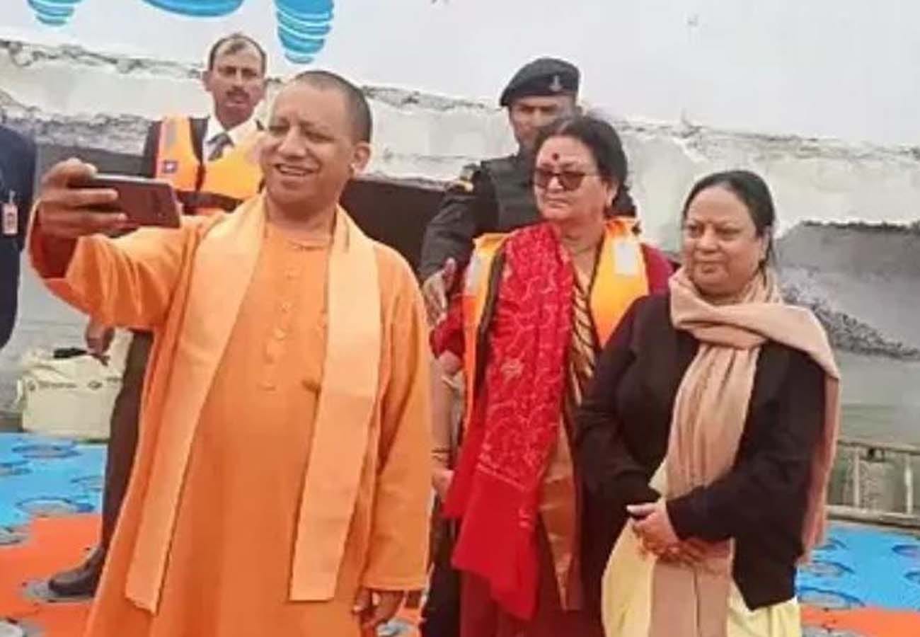 Chief Minister Yogi clicked first selfie in Kanpur, Goes Viral In Social Media