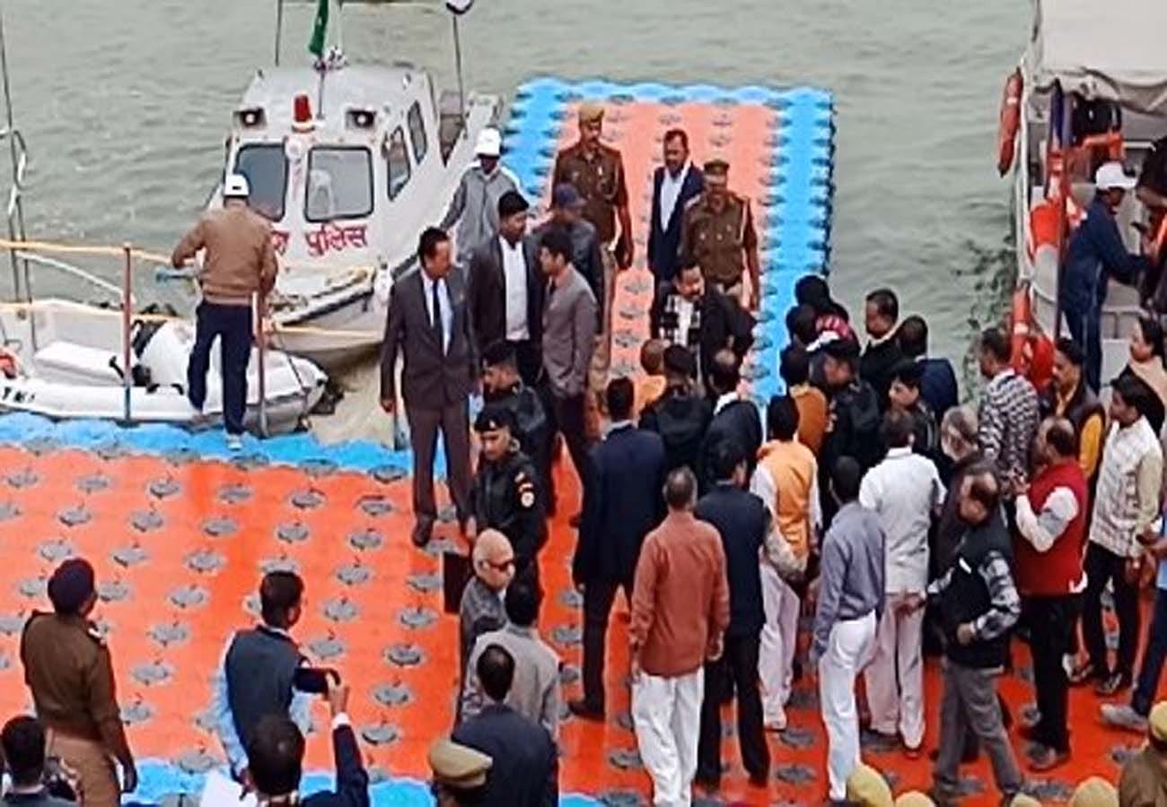 Chief Minister Yogi clicked first selfie in Kanpur, Goes Viral In Social Media