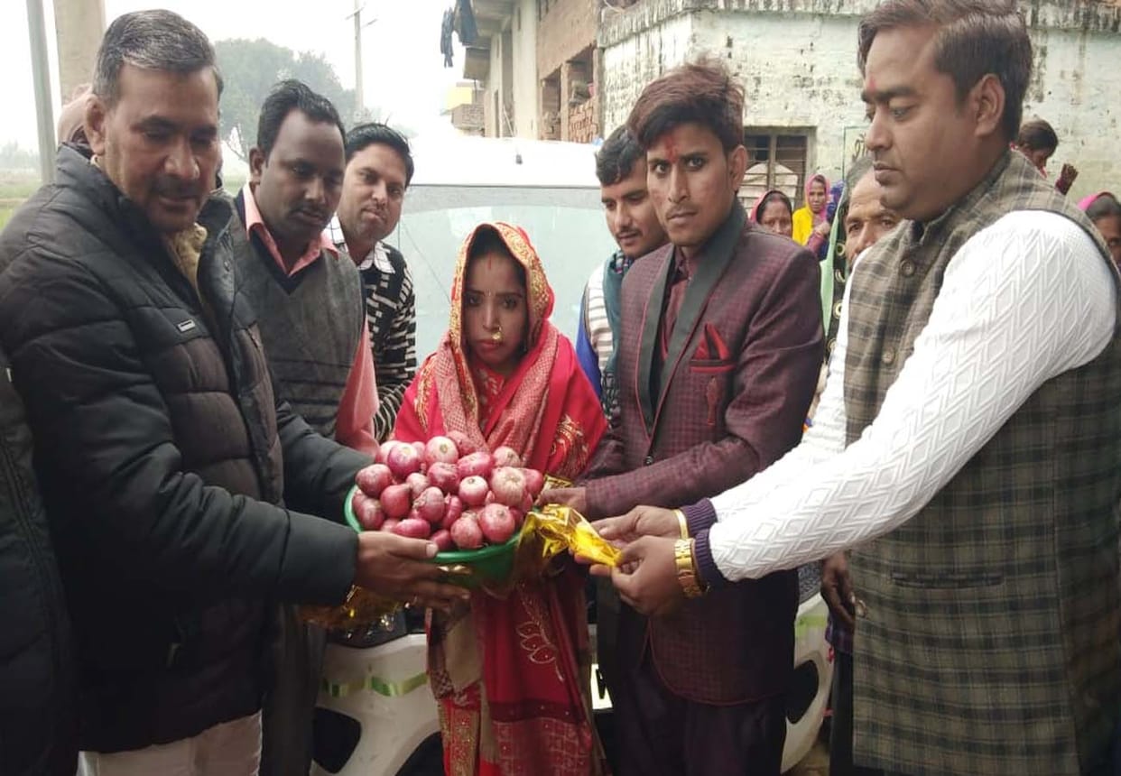 samajwadi party leaders gifted onion to the newly married couple in kannauj
