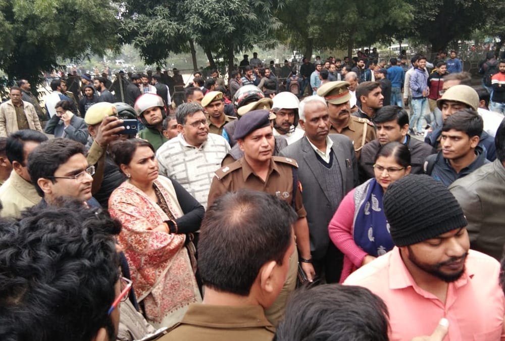 Ruckus in Lucknow University over LLB paper leak