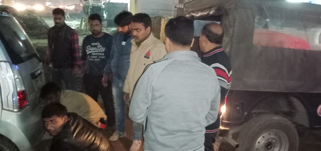 car got stuck on the road, MLA warns they will file case against everyone, send enformation CM Yogi