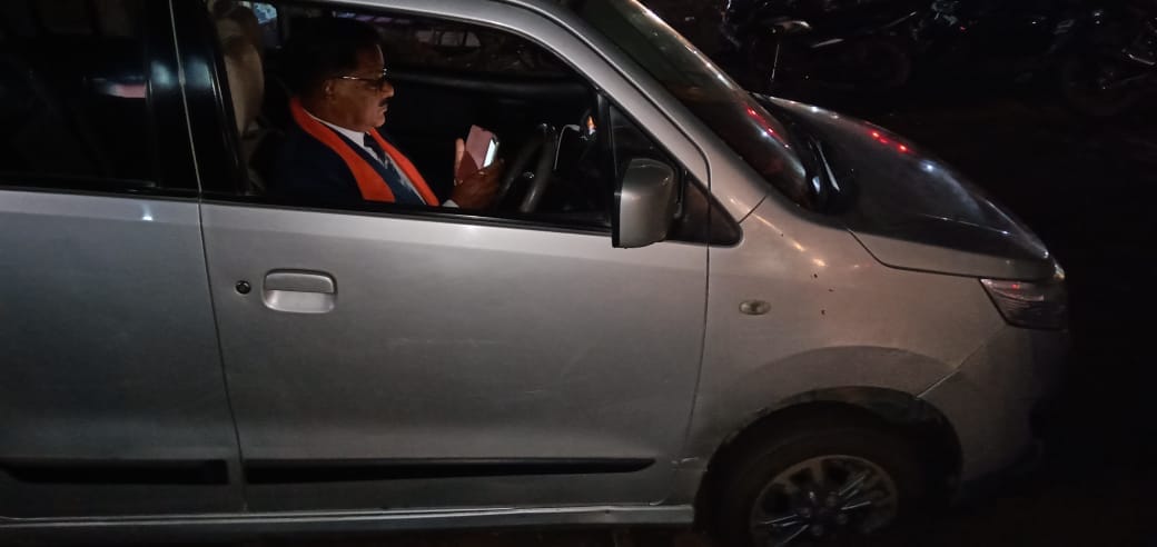 car got stuck on the road, MLA warns they will file case against everyone, send enformation CM Yogi