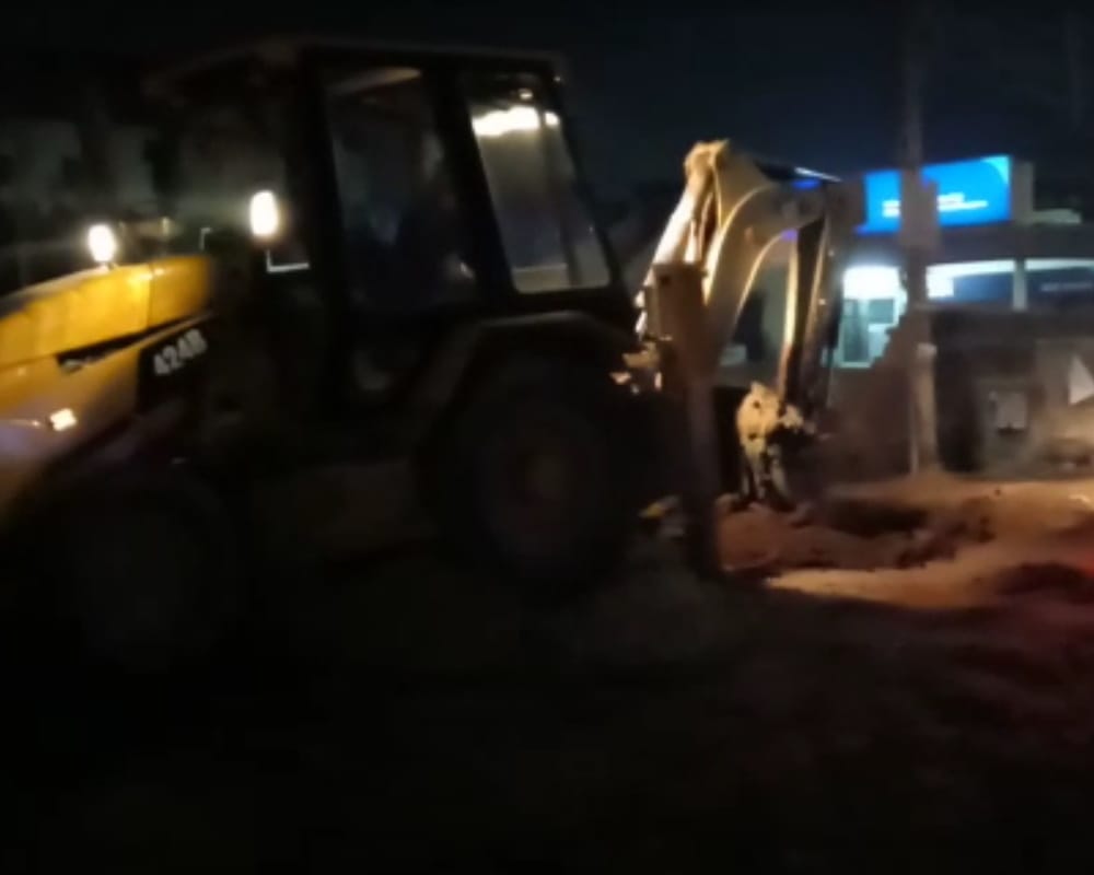 car got stuck on the road, MLA warns they will file case against everyone, send enformation CM Yogi