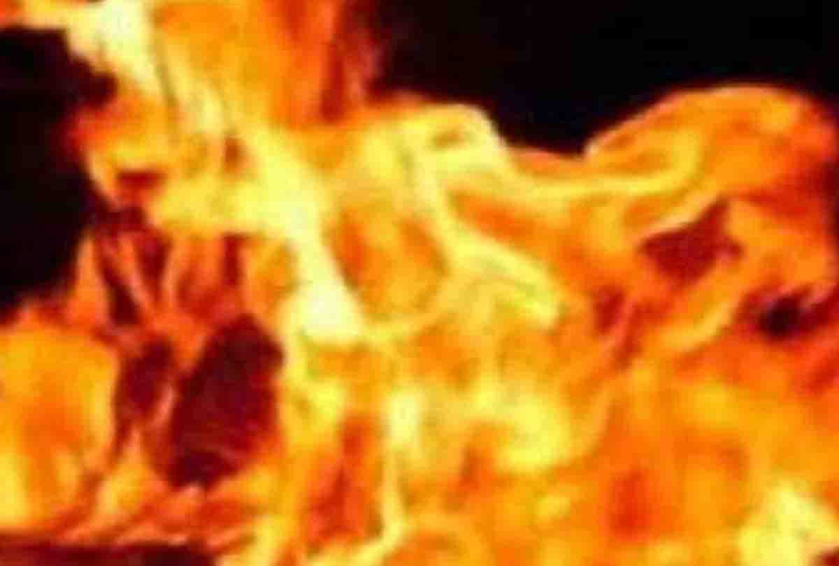 Young man put petrol and burn himself on fire