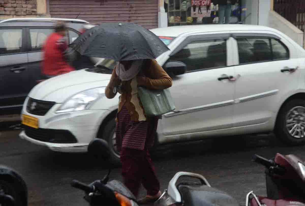 rain increased cold, one died due to lightning in Etawah