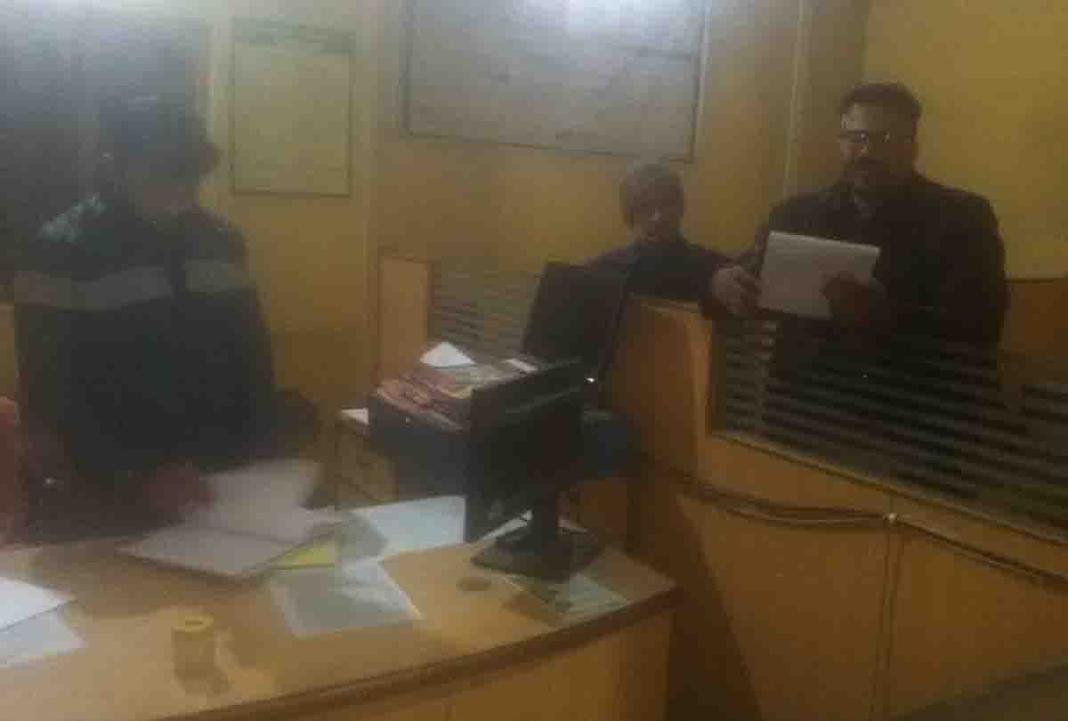 robber attempts break locker in bank