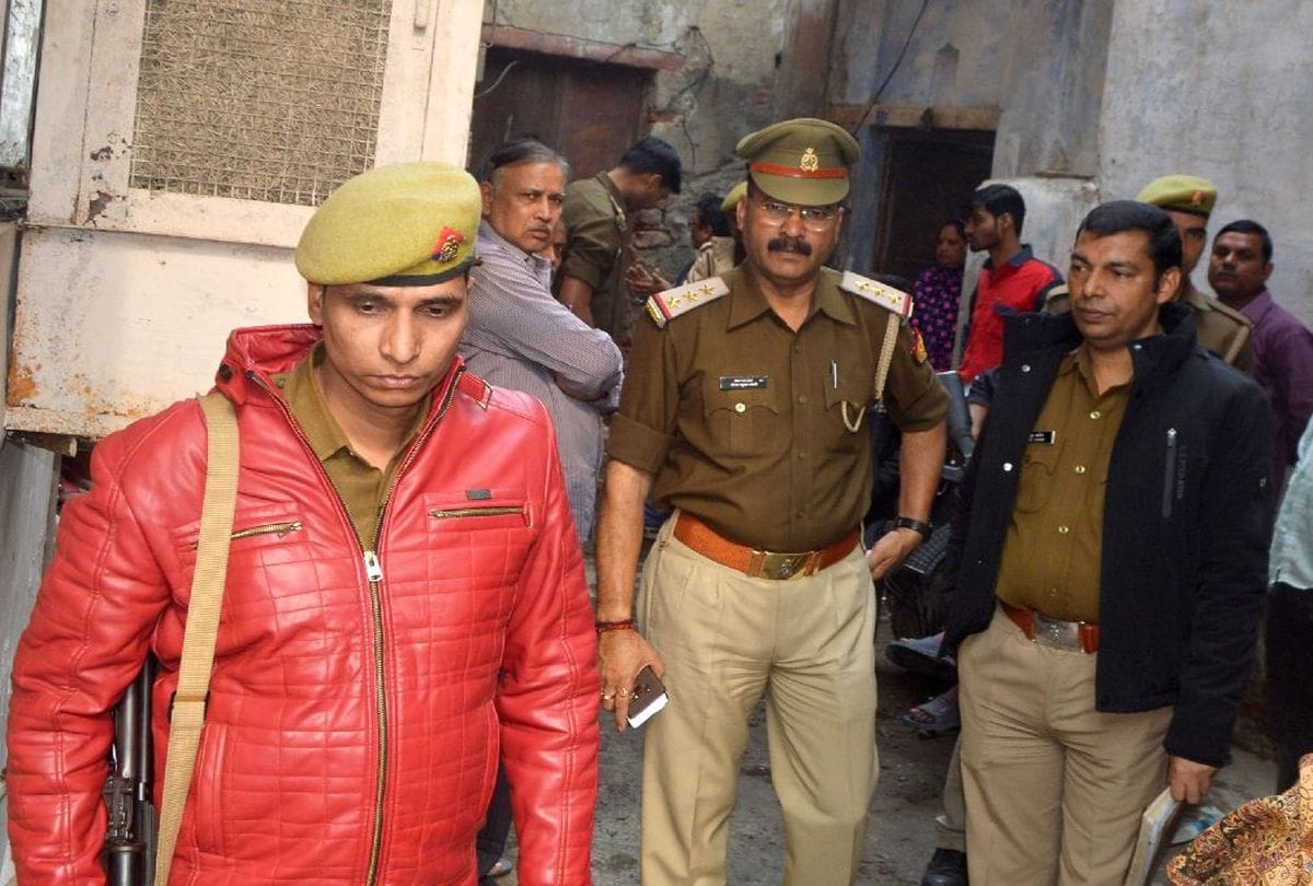 Son Father Died in Home Agra