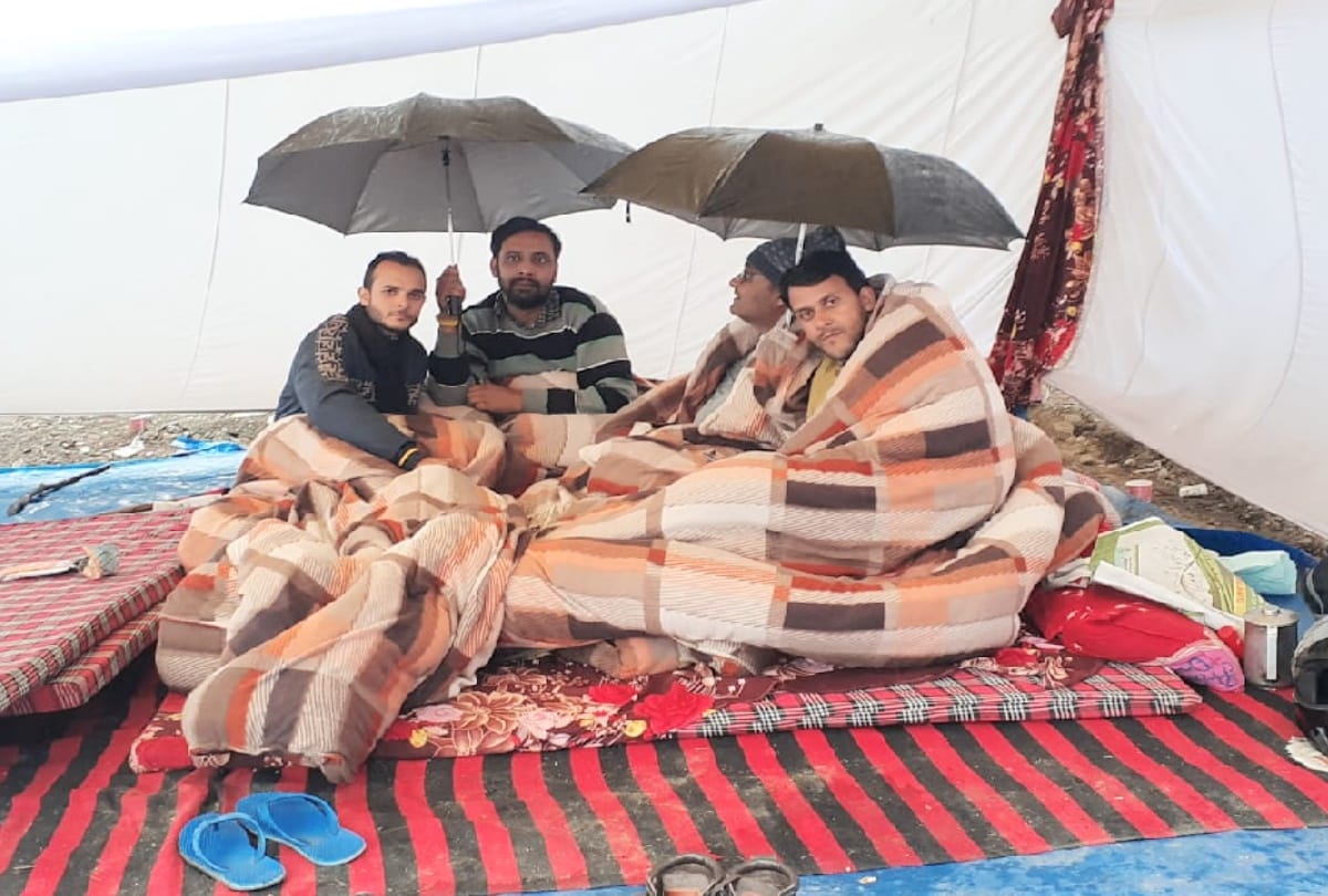 Youth continued to protest even in the rain for demands at hpssc hamirpur