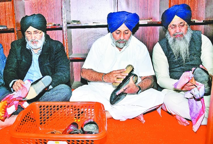 Sukhbir Badal and Harsimrat Kaur Badal reached at Shri Harmandir Sahib