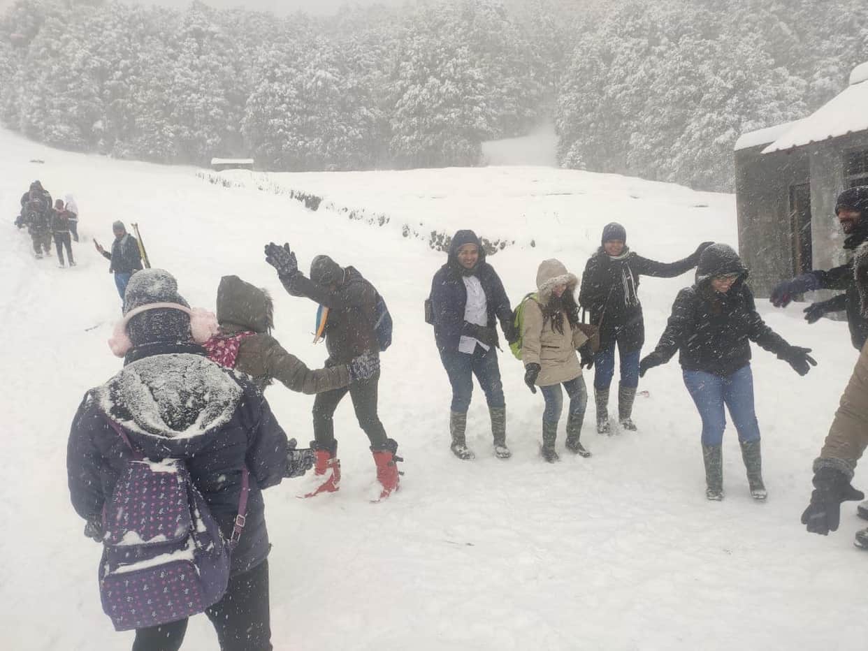 heavy snowfall in auli tourist enjoying photos