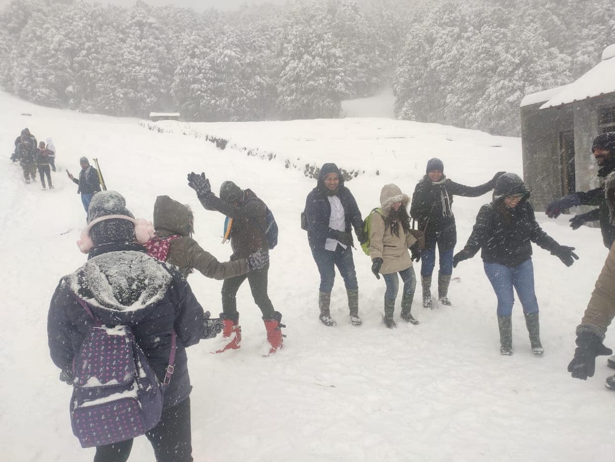 heavy snowfall in auli tourist enjoying photos