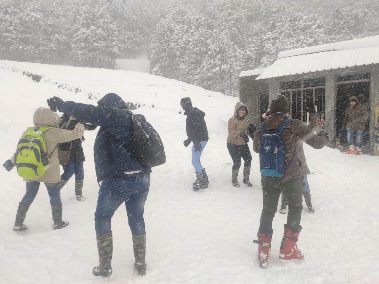 heavy snowfall in auli tourist enjoying photos