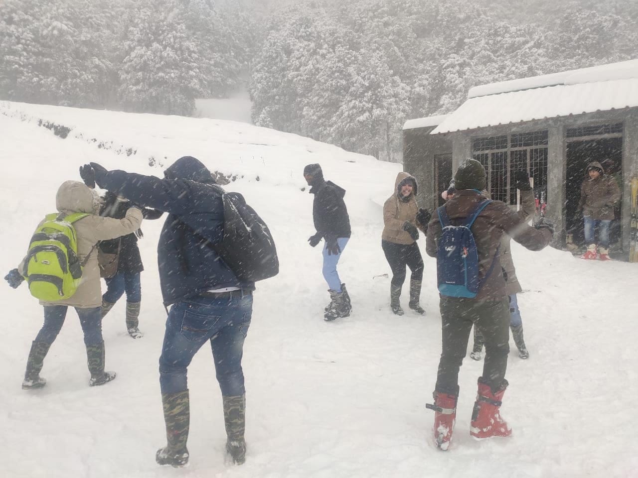 heavy snowfall in auli tourist enjoying photos