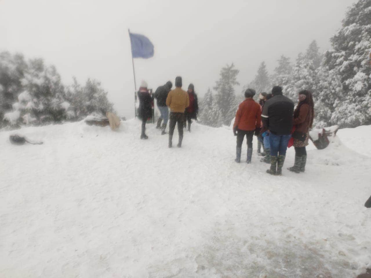 heavy snowfall in auli tourist enjoying photos