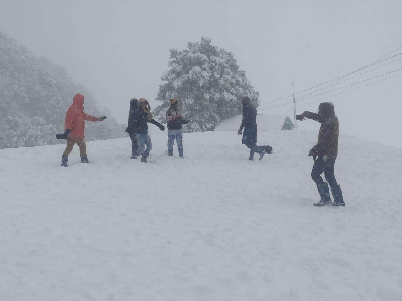 heavy snowfall in auli tourist enjoying photos