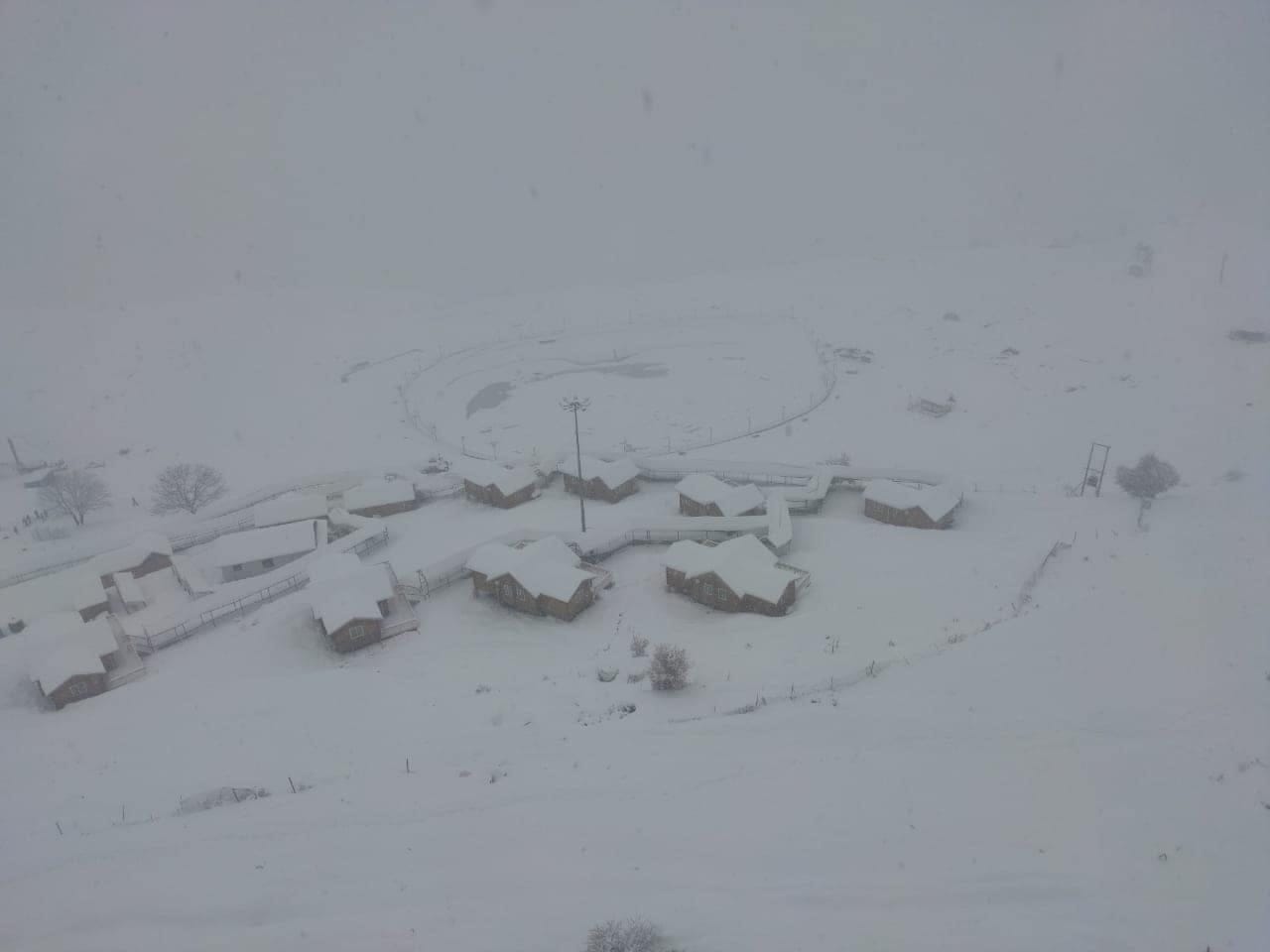 heavy snowfall in auli tourist enjoying photos
