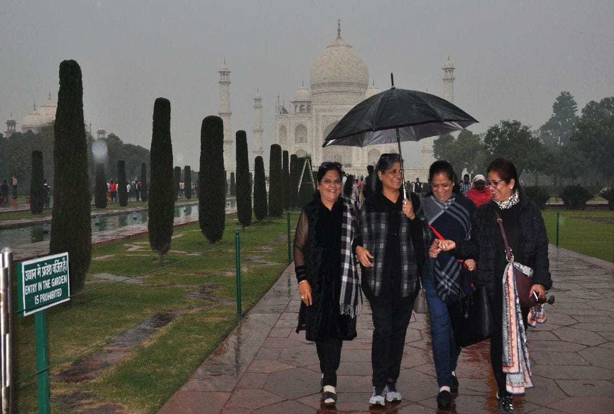 tourists viewed the Taj Mahal during drizzling rain agra weather