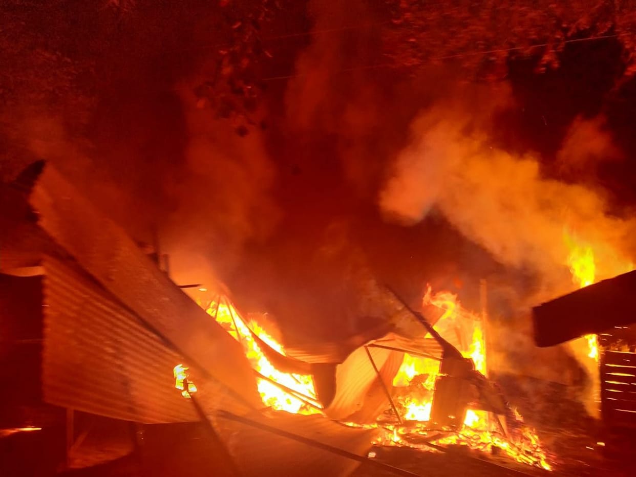 Fire on shops along the highway, traffic halted for half an hour
