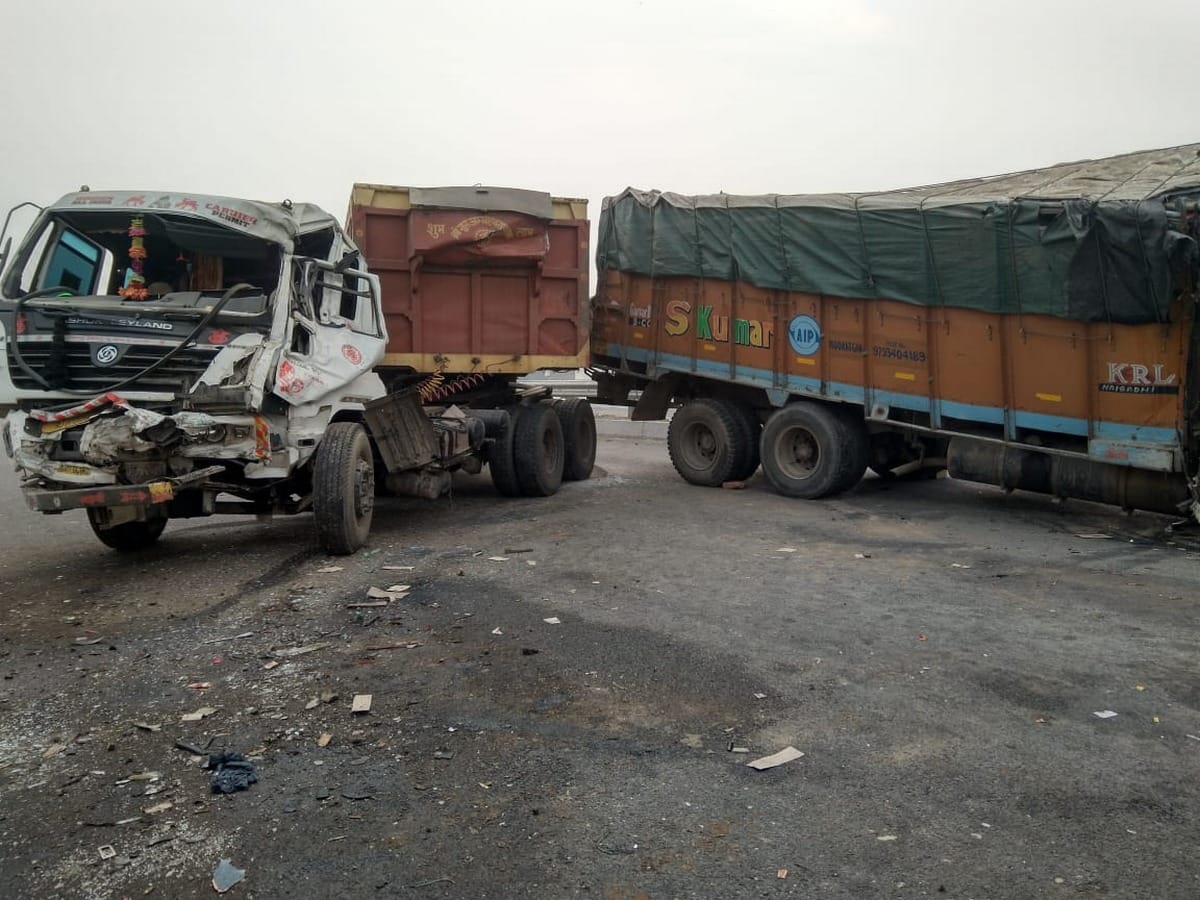 Trucks collision in parayagraj varanasi road two injured