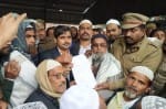 मल्लावां के बीडीओ मयंक द्विवेदी को ज्ञापन देते मुस्लिम समाज के लोग। संवाद न्यूज एजेंसी