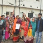 कलक्ट्रेट में नारेबाजी करतीं महिलाएं