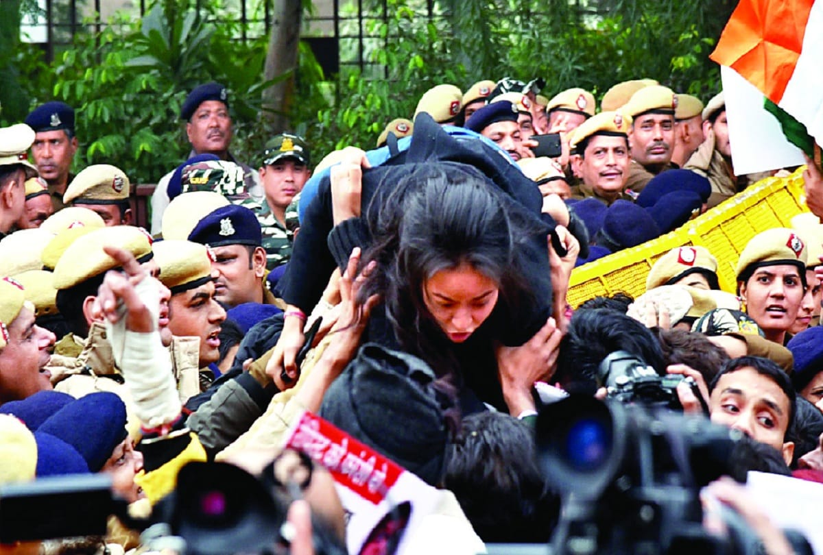 clash between Swati Maliwal supports and delhi police many injured
