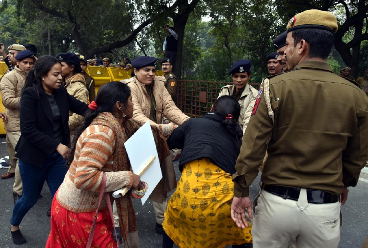 clash between Swati Maliwal supports and delhi police many injured