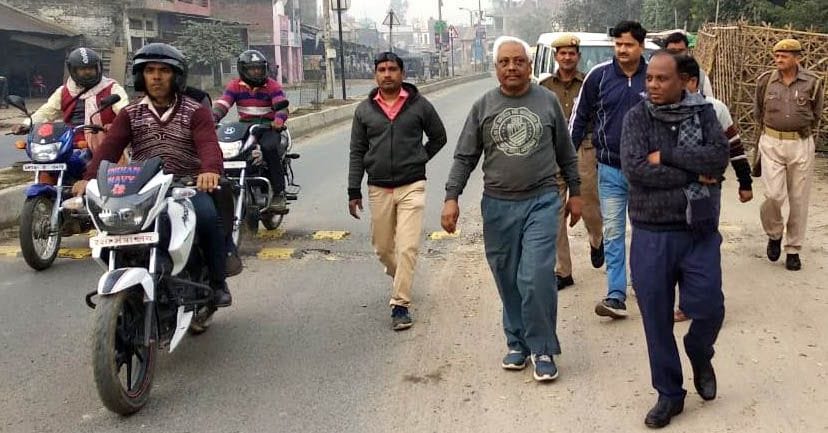 anna maveshiyon ko pakadavaane sadak par utare esadeeem