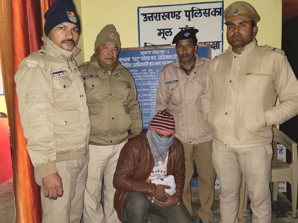 Smuggler arrested with 770 grams of charas