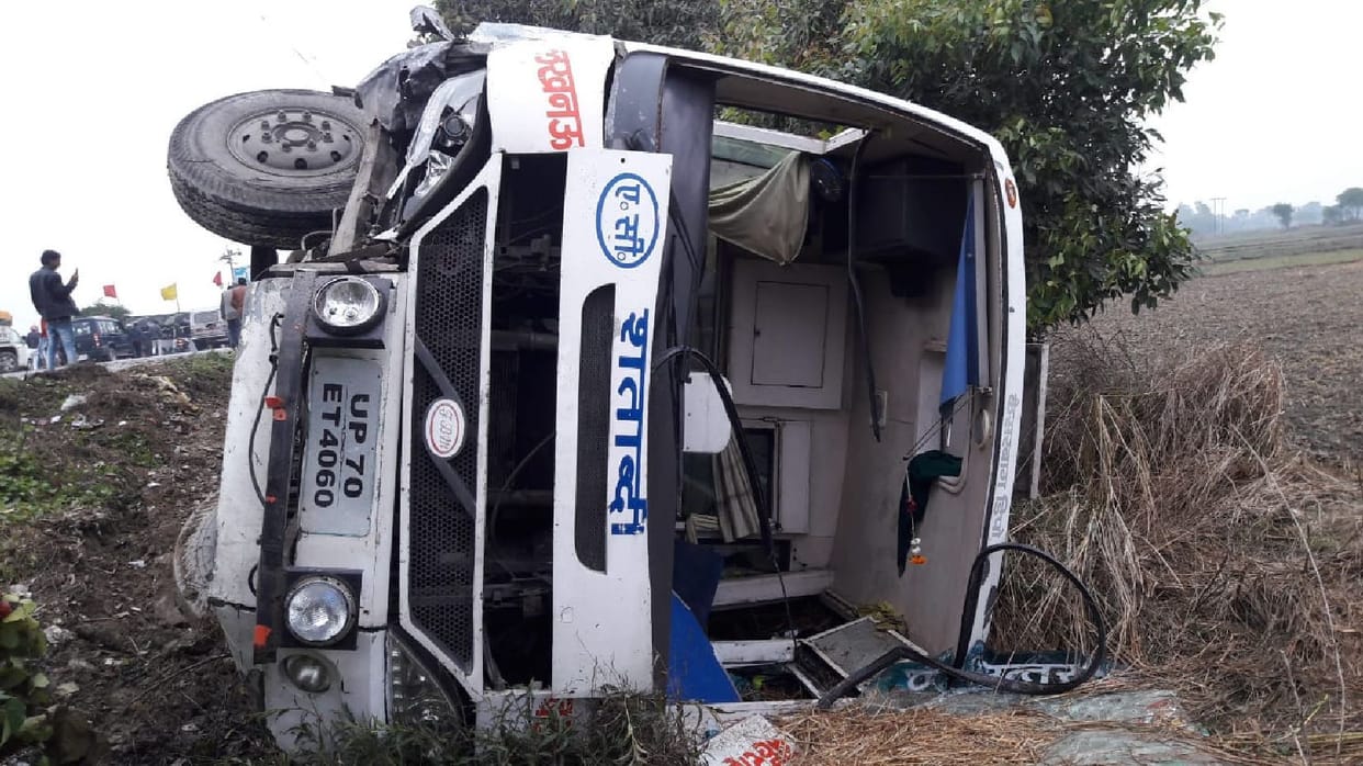 Shatabdi bus and Bolero collided, eight people injured