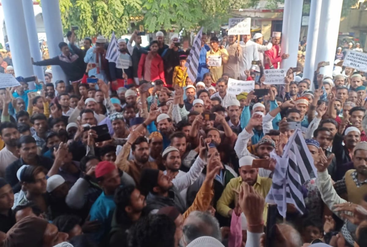 People Strike againt CAB in Collector office in Jhans