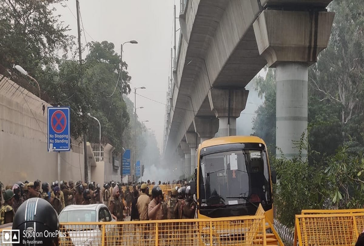 Police network failed Crowd forcibly closed shops in jamia protest
