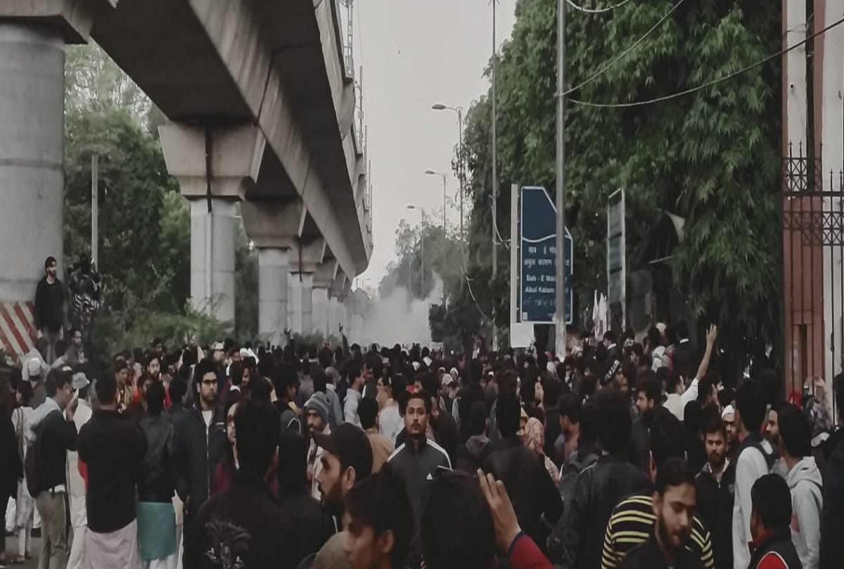 Police network failed Crowd forcibly closed shops in jamia protest